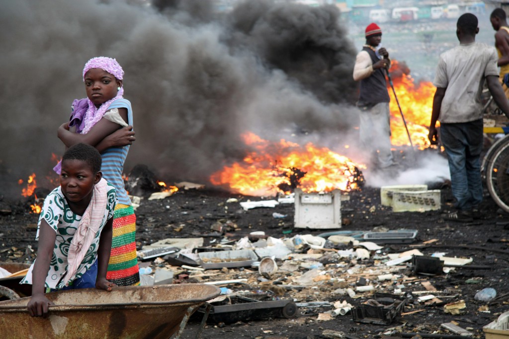 Agbogbloshie_Ghana_girls in wheelbarrow